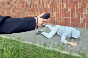 Paralizator elektryczny w samoobronie – legalność, technika, skuteczność